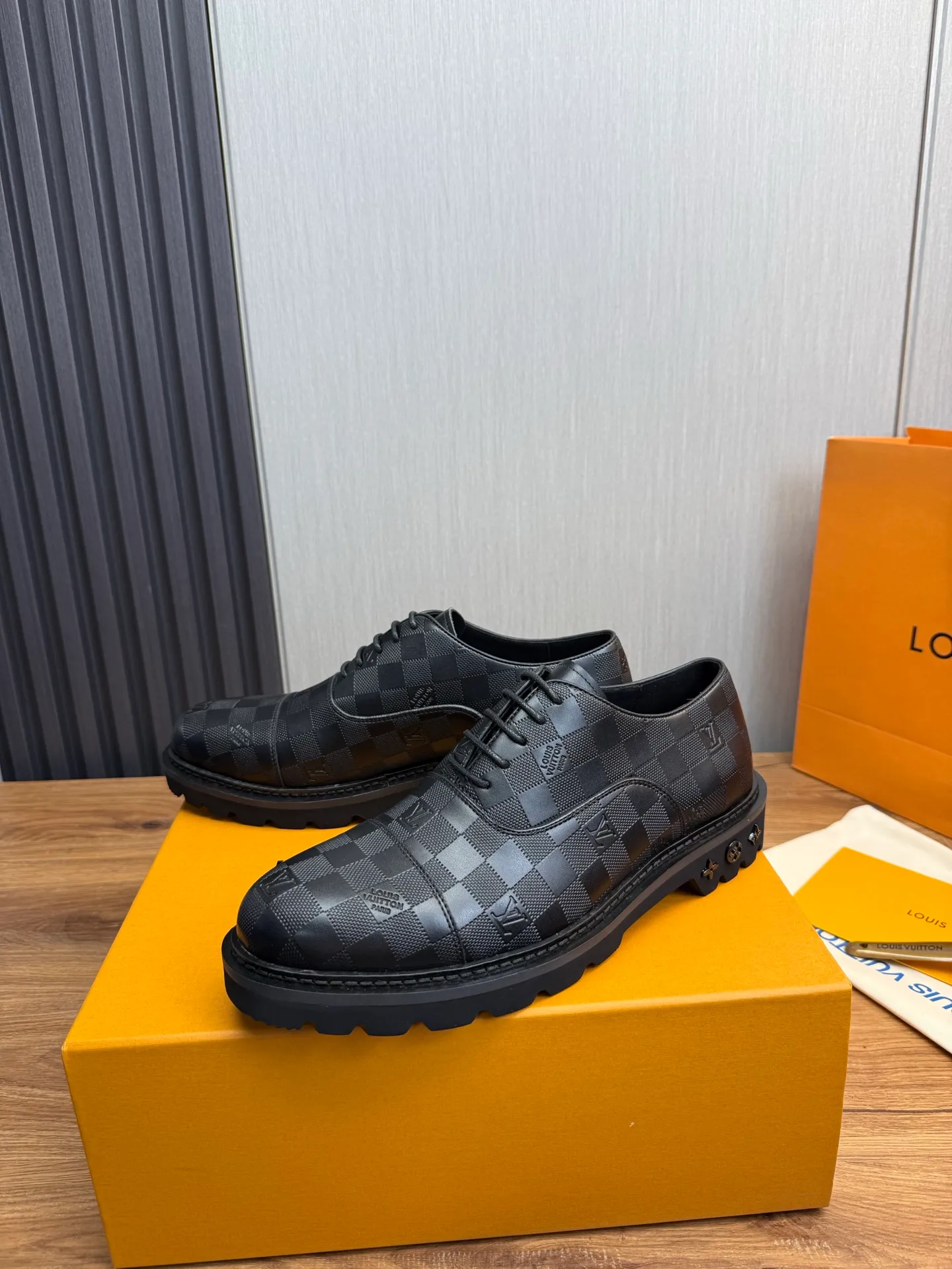 Men's shoes 💰900💰 LV. Men's casual lace-up leather shoes, the latest hot style 🔥 1:1 original purchase quality, top quality goods ⬆️The upper is imported open-edge beaded cowhide, cowhide, and cow suede. The hand-made three-dimensional stitching highlights the round toe design. The inner foot pads are all imported cowhide, with the original wear-resistant foam outsole, matching code 39-44, (38, 45 custom-made, non-refundable)
